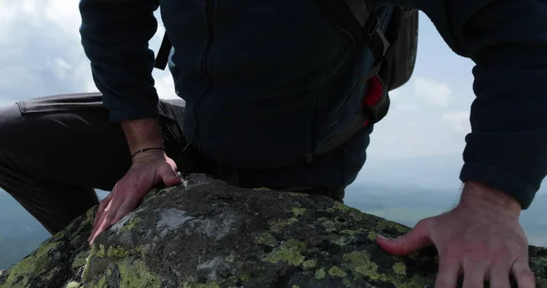 Homem Alpinista Chega Topo Fazendo Seu Melhor Momento Superar Altura — Fotografia de Stock