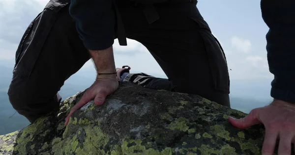 Muž Horolezec Dosáhne Vrcholu Tím Dělá Může Okamžik Kdy Překonáme — Stock fotografie