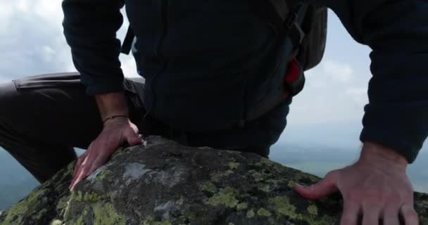 클리머는 최선을 다하여 정상에 도달합니다 바위의 높이를 극복의 산에서 등반가까지의 — 비디오