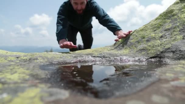Жага Пристосованість Туристів Піднімається Невеликої Калюжі Суворих Гірських Умовах Концепція — стокове відео