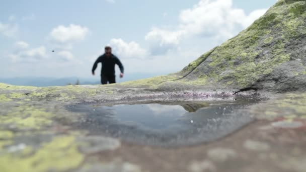 Susamış Zinde Bir Turist Sert Dağ Koşullarında Küçük Bir Birikintisinden — Stok video
