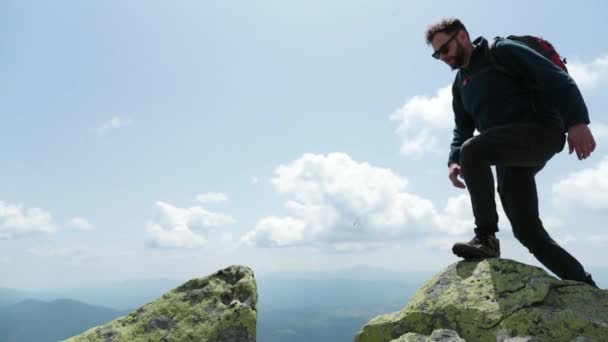 Onderaan Uitzicht Een Toerist Klimmer Wandelen Langs Rotsachtige Bergen Het — Stockvideo