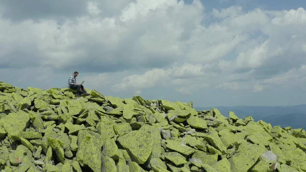 Homme Travaille Sur Ordinateur Portable Assis Sommet Une Montagne Rocheuse — Photo