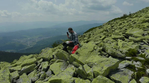 Homem Trabalha Laptop Enquanto Está Sentado Topo Uma Montanha Rochosa — Fotografia de Stock