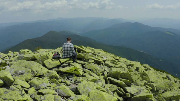 Homme Travaille Sur Ordinateur Portable Assis Sommet Une Montagne Rocheuse — Photo