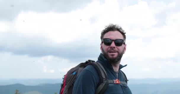 Portrét Putujícího Muže Jak Leze Turistický Horolezec Batohem Který Túře — Stock video