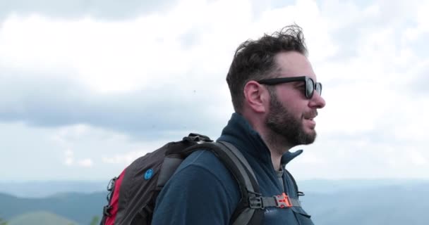 Retrato Homem Viajante Subir Alpinista Turístico Com Uma Mochila Fazendo — Vídeo de Stock