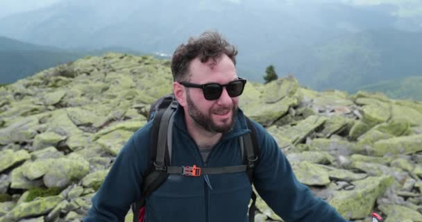 Portrét Putujícího Muže Jak Leze Turistický Horolezec Batohem Který Túře — Stock video