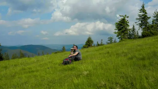 관광객은 산에서 하이킹하는 마시며 휴식을 취합니다 — 스톡 사진