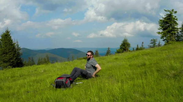 Turist Masculin Oprește Pentru Odihnă Pentru Prinde Respirația Bea Apă — Fotografie, imagine de stoc
