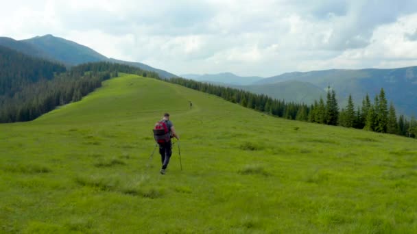 Homme Dans Les Montagnes Avec Sac Dos Sur Dos Marche — Video