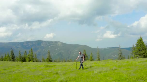 Sırtında Sırt Çantasıyla Dağlarda Bir Adam Güzel Bir Yaz Gününde — Stok video