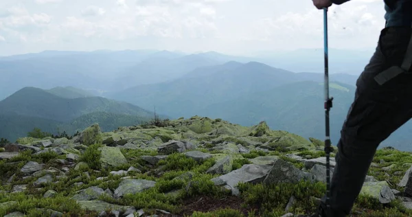 Voyage Dans Les Montagnes Touriste Avec Sac Dos Des Bâtons — Photo