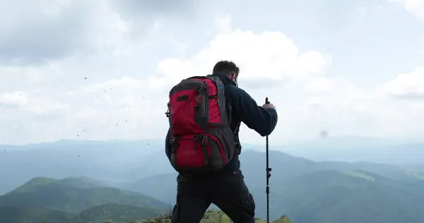 山での旅行 観光客はバックパックとスティックと一緒に行く 高山の岩の地形を旅します 独立した 岩の上の孤独なハイカー — ストック写真