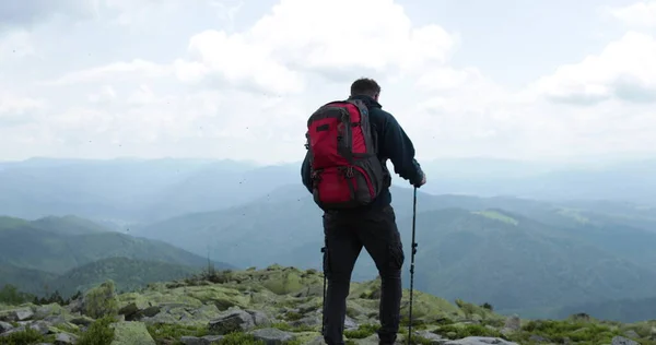 Ein Ausflug Die Berge Ein Tourist Geht Mit Rucksack Und — Stockfoto