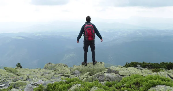 Middle Aged Backpacker Man Slowly Approaches Edge Mountain Incredible View — Stock Photo, Image