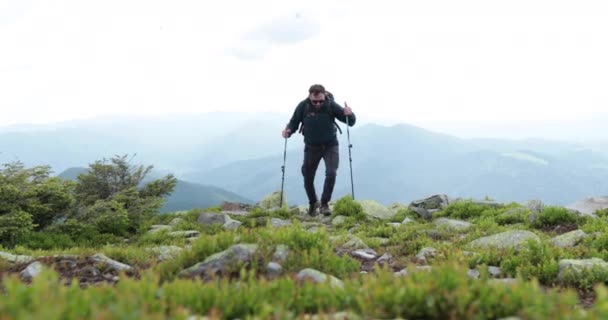 산에서 관광객 가방과 지형을 바위에 외로운 하이커 — 비디오