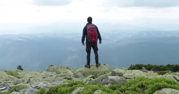 남자는 천천히 놀라운 전망을 가장자리에 산에서 하이킹의 — 비디오