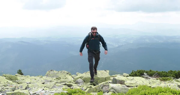남자는 천천히 놀라운 전망을 가장자리에 산에서 하이킹의 — 스톡 사진
