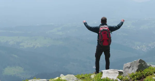 Мужчина Поднял Руки Победе Празднуя Победу Вершине Горы Человек Смотрит — стоковое фото
