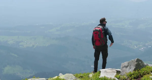 Uomo Alzò Braccia Vittoria Celebrando Vittoria Cima Alla Montagna Uomo — Foto Stock