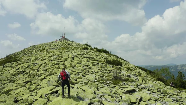 Seorang Pria Berjalan Sepanjang Lereng Gunung Ditutupi Dengan Batu Raksasa — Stok Foto
