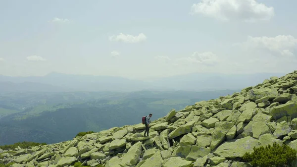 Homme Marche Long Une Pente Montagne Couverte Pierres Géantes Tourisme — Photo