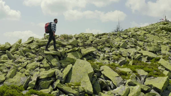 Hombre Camina Largo Una Ladera Cubierta Piedras Gigantes Turismo Solitario — Foto de Stock