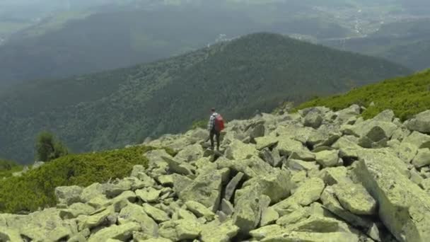 Человек Идет Склону Горы Покрытому Гигантскими Камнями Сольный Туризм Хард — стоковое видео
