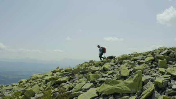 Homem Caminha Longo Uma Encosta Montanha Coberta Pedras Gigantes Turismo — Vídeo de Stock