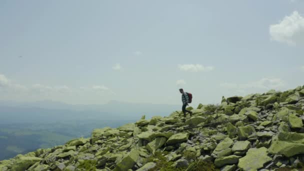 Homem Caminha Longo Uma Encosta Montanha Coberta Pedras Gigantes Turismo — Vídeo de Stock
