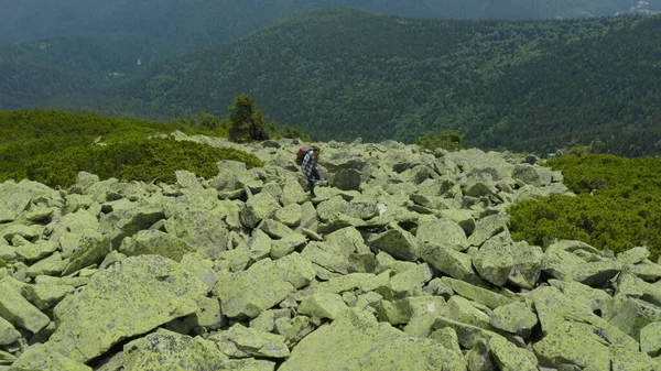 Homme Marche Long Une Pente Montagne Couverte Pierres Géantes Tourisme — Photo
