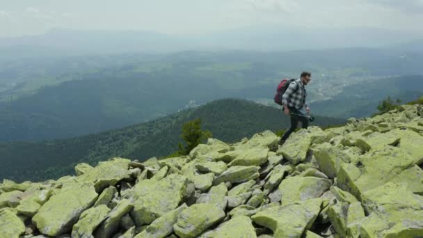 Человек Идет Склону Горы Покрытому Гигантскими Камнями Сольный Туризм Хард — стоковое видео