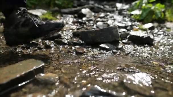 一个沿着河流向山上走的游客腿的特写 在职人员的旅行概念 — 图库视频影像