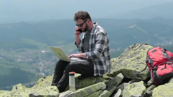 Jovem Viajante Sexo Masculino Trabalhando Laptop Livre Topo Montanha Conceito — Vídeo de Stock