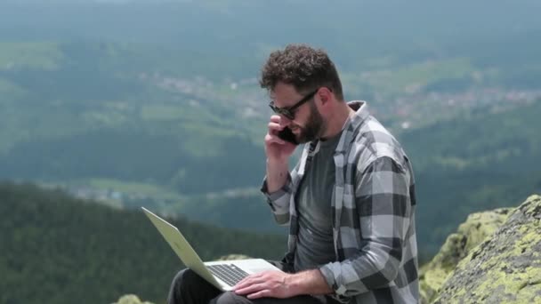 Młody Podróżnik Pracujący Laptopie Zewnątrz Szczycie Góry Koncepcja Pracy Zdalnej — Wideo stockowe