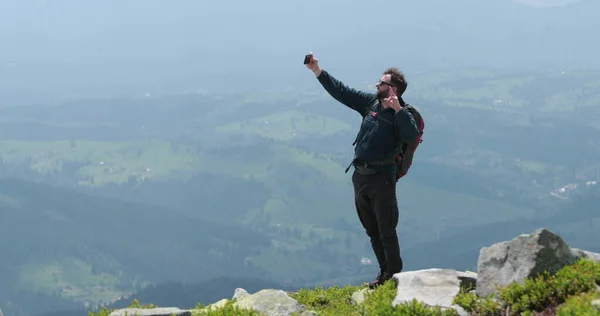 Ein Wanderer Auf Einem Berg Telefoniert Macht Fotos Und Führt — Stockfoto