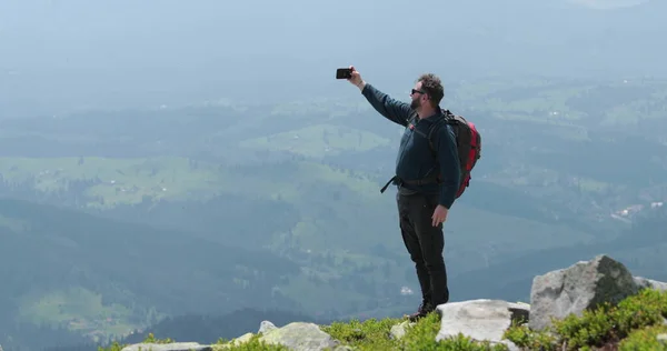 Viaggiatore Sulla Cima Una Montagna Sta Parlando Telefono Scattando Foto — Foto Stock