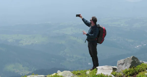 Ένας Ταξιδιώτης Στην Κορυφή Ενός Βουνού Μιλάει Στο Τηλέφωνο Τραβάει — Φωτογραφία Αρχείου
