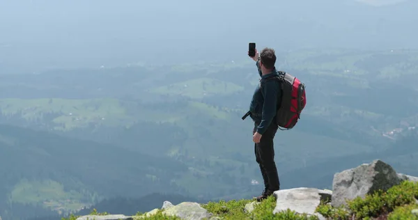 Podróżnik Szczycie Góry Rozmawia Przez Telefon Robi Zdjęcia Prowadzi Wideo — Zdjęcie stockowe