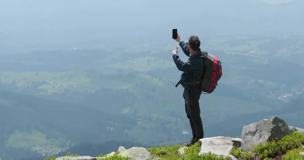 Podróżnik Szczycie Góry Rozmawia Przez Telefon Robi Zdjęcia Prowadzi Wideo — Zdjęcie stockowe