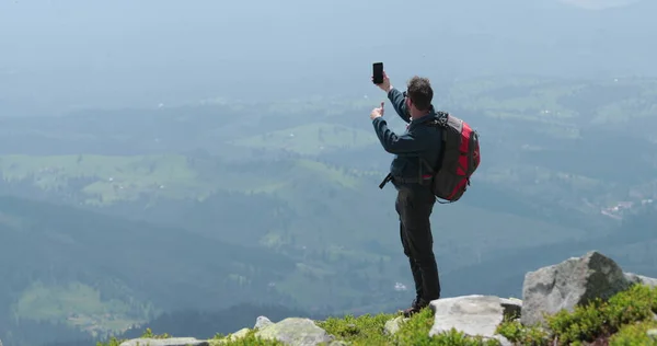 Egy Utazó Hegy Tetején Beszél Telefonon Képeket Készít Videóbeszélgetést Folytat — Stock Fotó