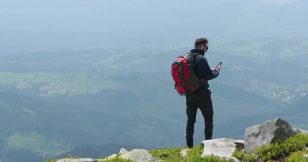Traveler Top Mountain Talking Phone Taking Pictures Having Video Chat — Stock Photo, Image