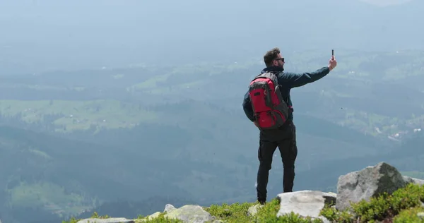 Ein Wanderer Auf Einem Berg Telefoniert Macht Fotos Und Führt — Stockfoto