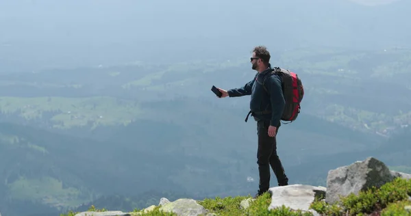 Podróżnik Szczycie Góry Rozmawia Przez Telefon Robi Zdjęcia Prowadzi Wideo — Zdjęcie stockowe