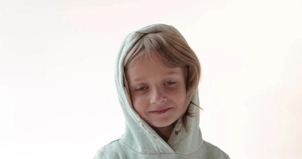 Malý Pohledný Chlapec Detailní Portrét Chlapec Dlouhými Vlasy Kapuci Pózující — Stock fotografie