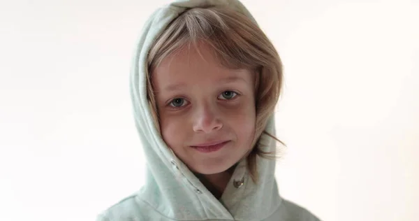 Ein Kleiner Gutaussehender Junge Porträt Aus Nächster Nähe Ein Junge — Stockfoto