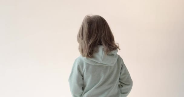 Portrait Studio Beau Garçon Souriant Aux Cheveux Longs Costume Bleu — Video