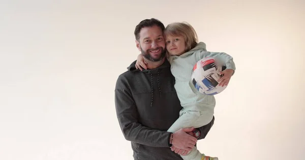 Potret Seorang Ayah Tampan Yang Bahagia Dengan Anaknya Dalam Pelukannya — Stok Foto