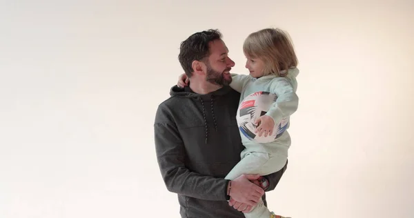 Potret Seorang Ayah Tampan Yang Bahagia Dengan Anaknya Dalam Pelukannya — Stok Foto